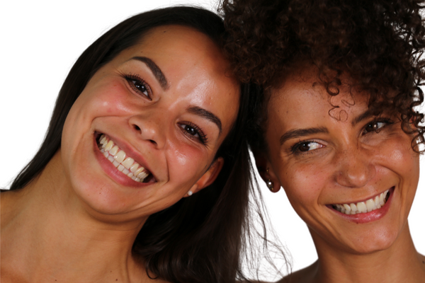 zwei models lachen jolie au naturel