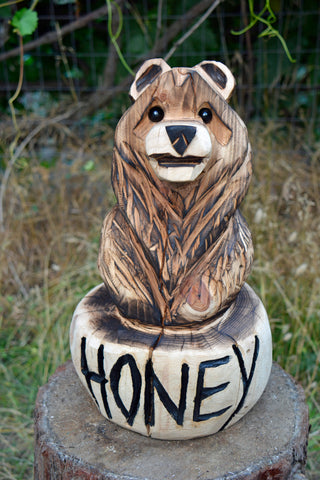 Chainsaw carving, wood sculptures, chainsaw art, chainsaw sculpting, wood carving, chainsaw artist, chainsaw craftsmanship, Jess Alice sculptures, female chainsaw carver, women in chainsaw carving, chainsaw carving techniques, unique wood sculptures, nature-inspired sculptures, chainsaw carving competitions, chainsaw art exhibitions, chainsaw carved animals, wood carving masterpieces, wildlife chainsaw sculptures, chainsaw carving demonstrations, chainsaw sculpture workshops, chainsaw art commissions, abstract wood sculptures, chainsaw carved tree stumps, chainsaw carving tools, sustainable wood art, chainsaw carving gallery, chainsaw sculpture festivals, chainsaw carved furniture, chainsaw carving process. Honey pot bear sculpture