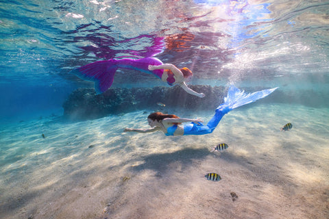 Gemeinsam schwimmen im Meerjungfrauen-Camp in Phuket