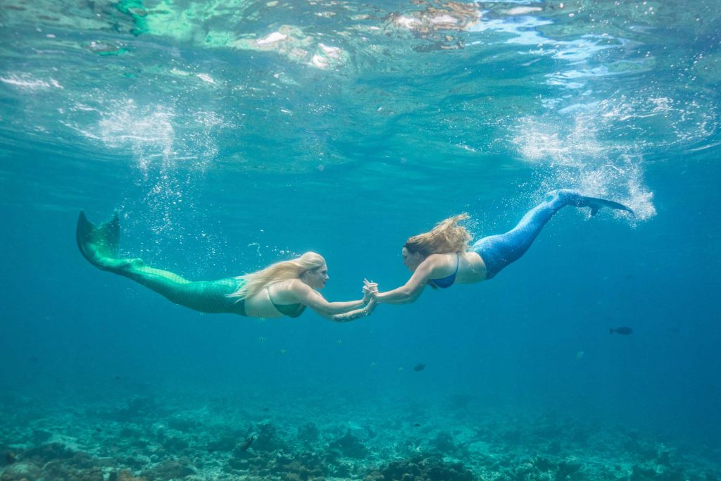 Meerjungfrauenschwimmen mit Flosse