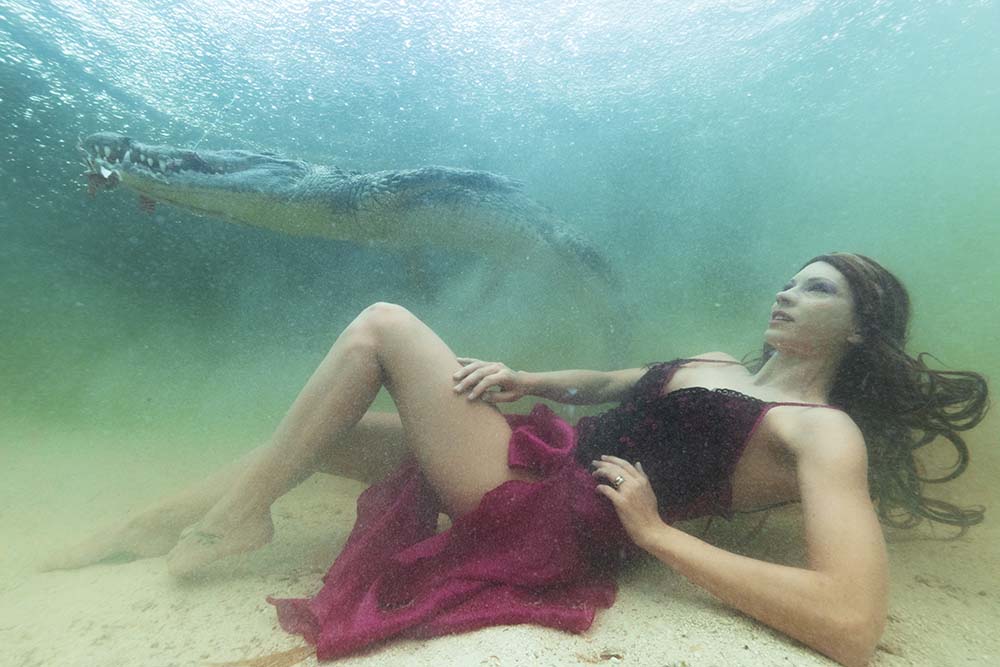 Unterwassermodel posiert mit Krokodil