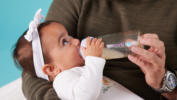 dad uses b.box PPSU baby bottle to feed his bub