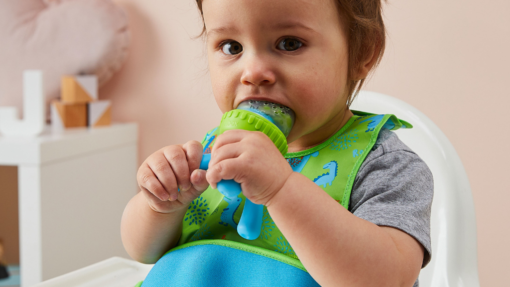 baby using b.box sillicone fresh food feeder