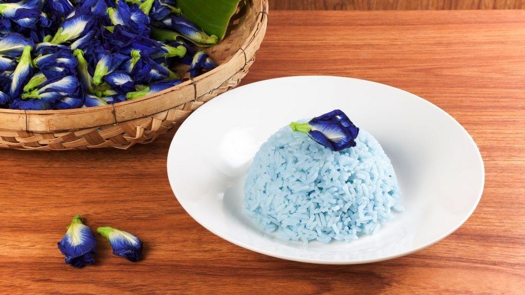 Blue rice. Рис в синем мешке. Рис в голубых мешках с чашкой. Рис в синей коробке. Почему рис синий.