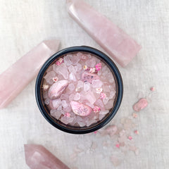 bougie amour avec pierres de quartz rose et de rhodonite parfumée à la rose et soie