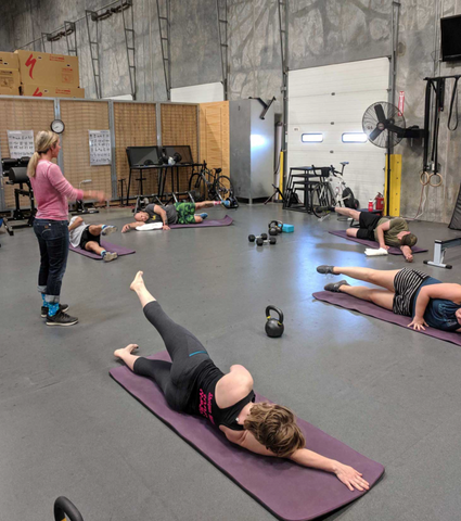 women doing functional on a gym