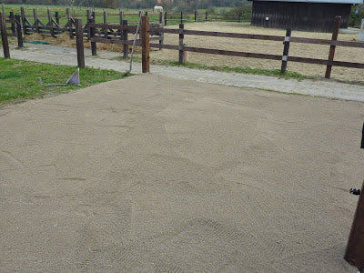 Paddock mit Sand auffüllen