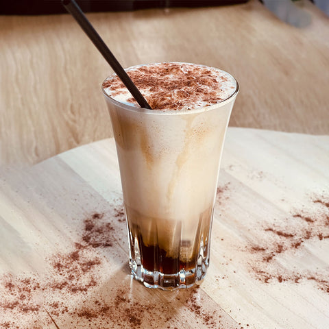 cappuccino glacé avec du chocolat en poudre