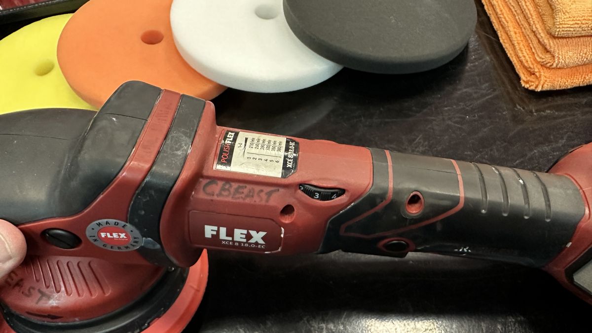 FLEX XCE 8-125 "CBeast" 18.0 Dual Action Cordless Polisher Intro Pad Kit