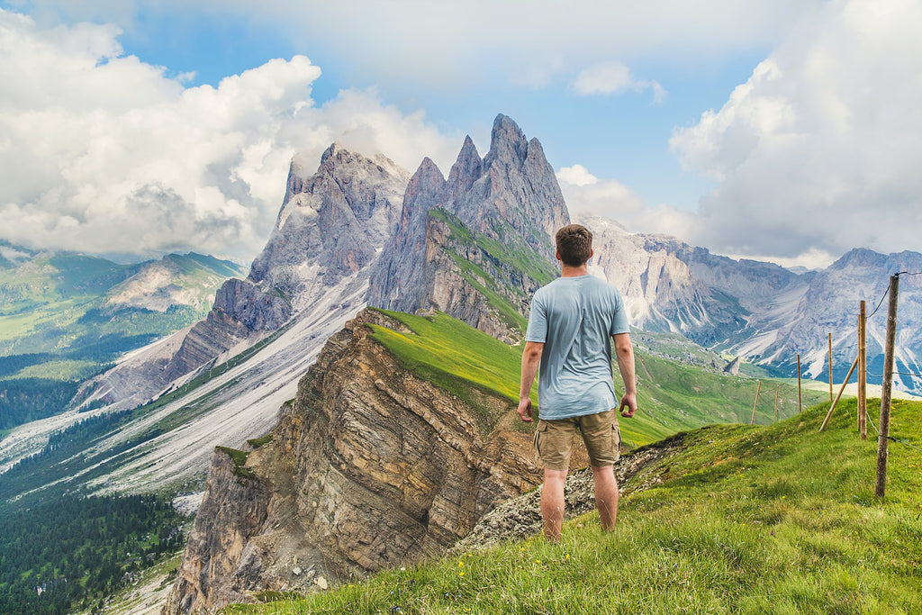 Ein Mann steht auf einem Berg