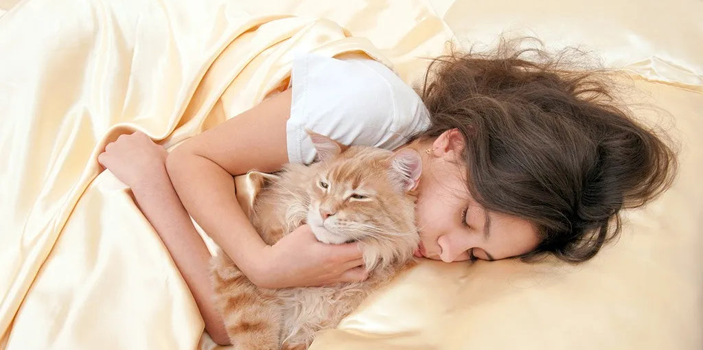 Seidene Bettwäsche können Falten im Schlaf reduzieren und die Haut hydratisiert halten