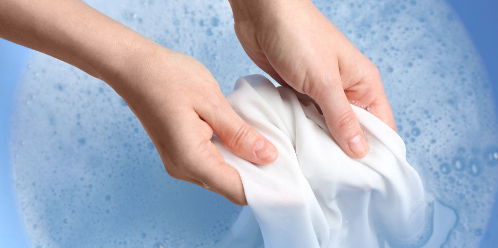 Lavage à la Main des Draps en Soie