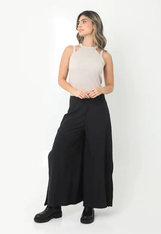 Pantalón negro con aberturas laterales en bota y cierre en trasero para mujer. Belife