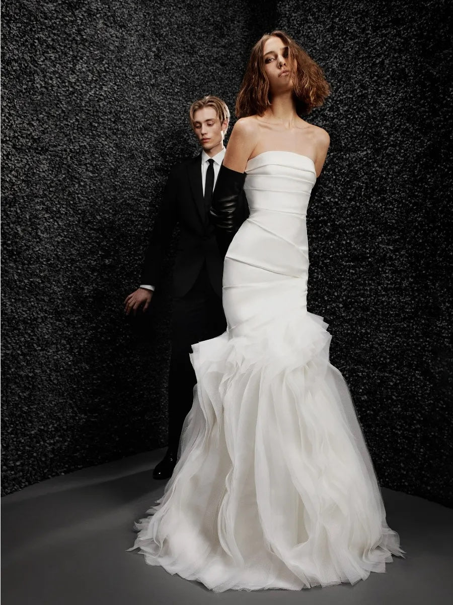 https://www.vogue.com/fashion-shows/bridal-spring-2019/vera-wang/slideshow/collection#5  | Vera wang bridal, Red wedding dresses, Wedding dresses vera wang