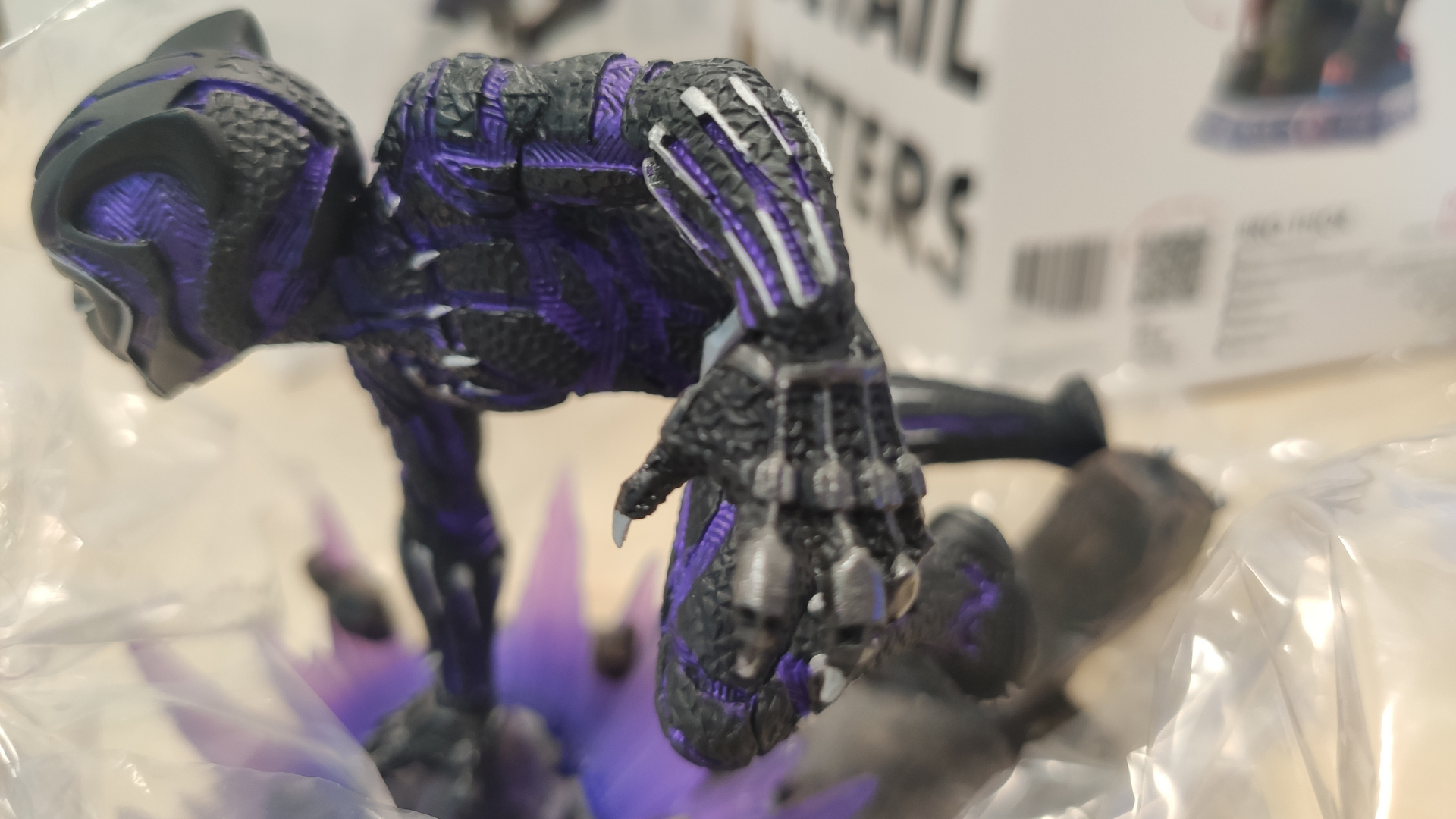 side-and-hand-details-of-toylaxy-marvel-avenger-4-end-game-wave3-black-panther-figure