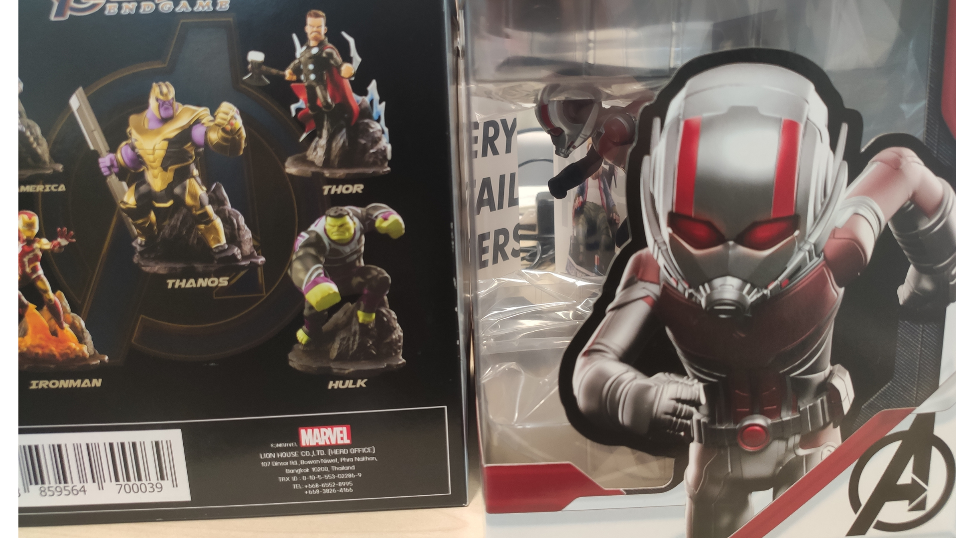 toylaxy-marvel-avenger-4-end-game-wave2-ant-man-figure-inside-plastic-transparent-frame-with-its-big-icon-in-running-gesture