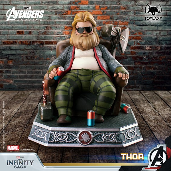 漫威復仇者聯盟：雷神索爾--胖索爾特別版正版模型手辦人偶玩具終局之戰版 Marvel's Avengers: Bro Thor Official Figure Toy on the sofa