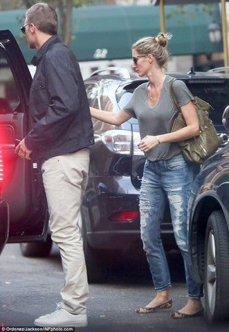 Gisele with Tom outside his court hearing looking stylish in her casual look