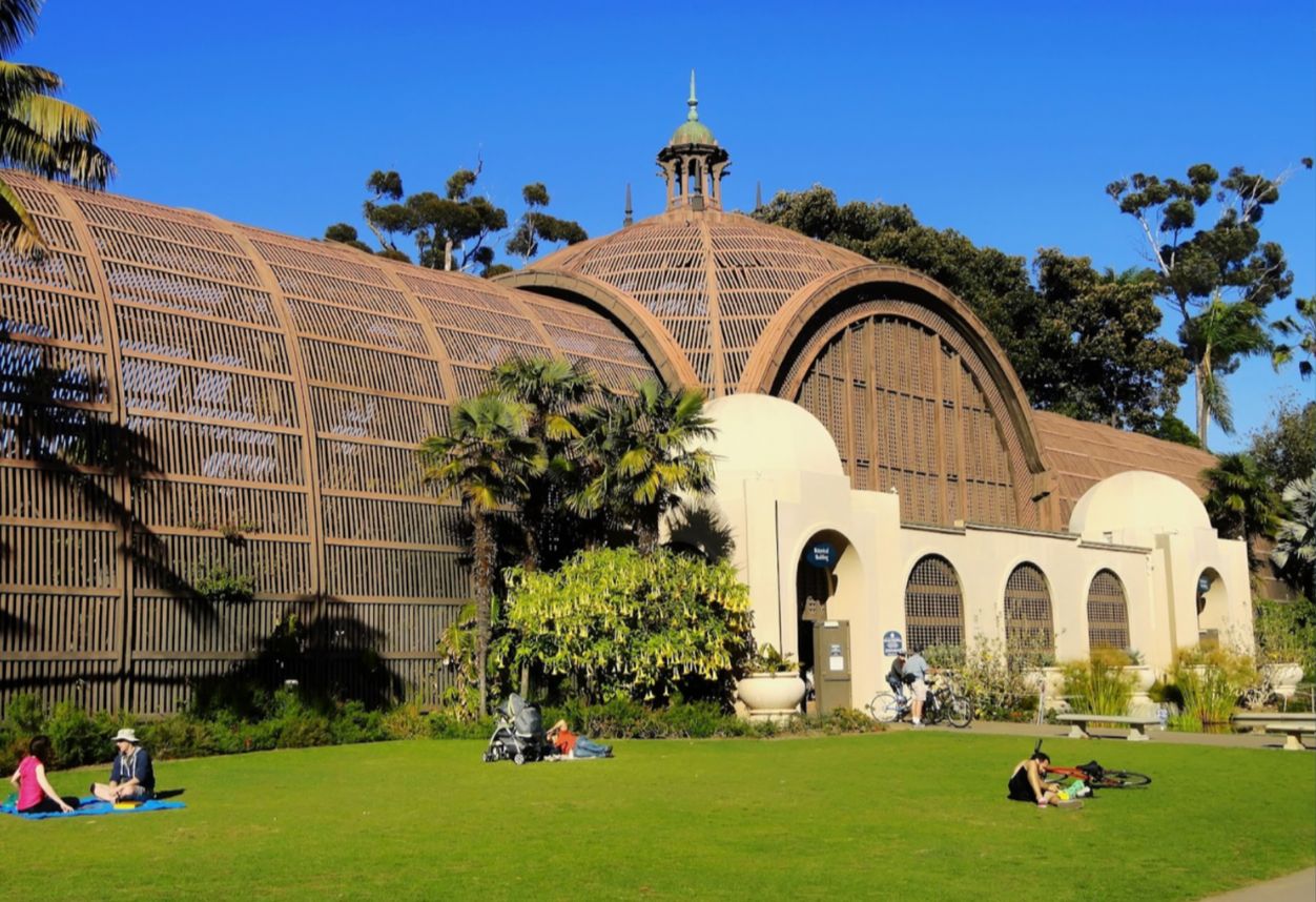 Atrio del Parque Balboa en un día soleado en California