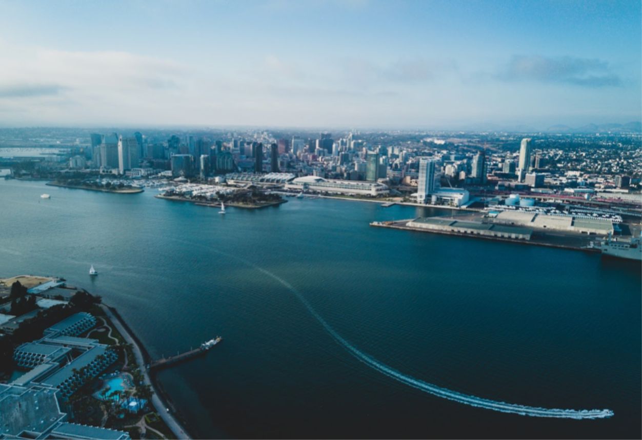 Gran vista del cielo de la Bahía de San Diego con un barco atravesando el agua