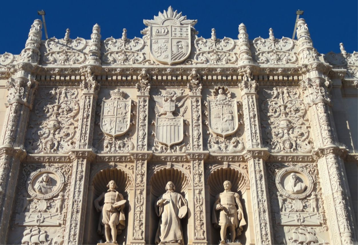 Primeros planos de los detalles arquitectónicos del exterior del museo. Grandes estatuas pálidas con otros detalles intrincados.