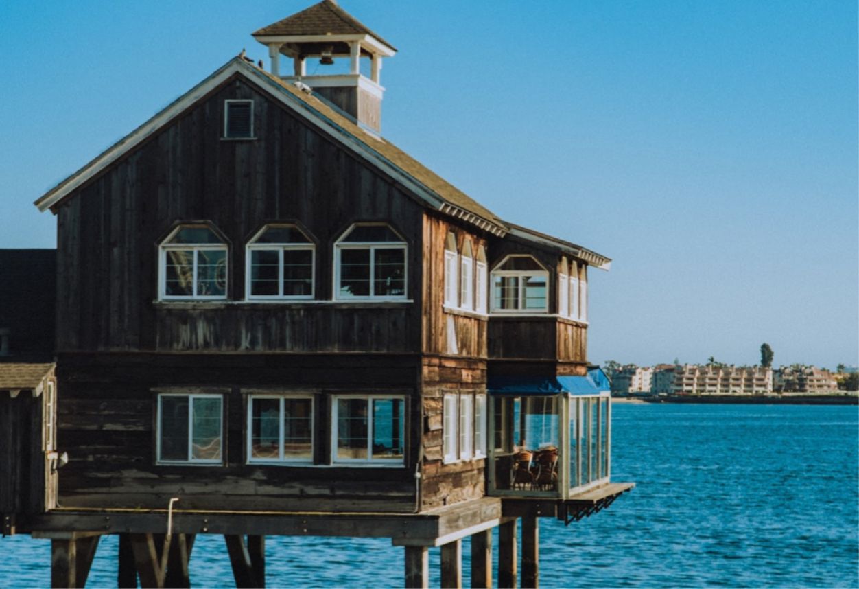 Gran edificio de madera sobre el agua a lo largo de la costa de San Diego