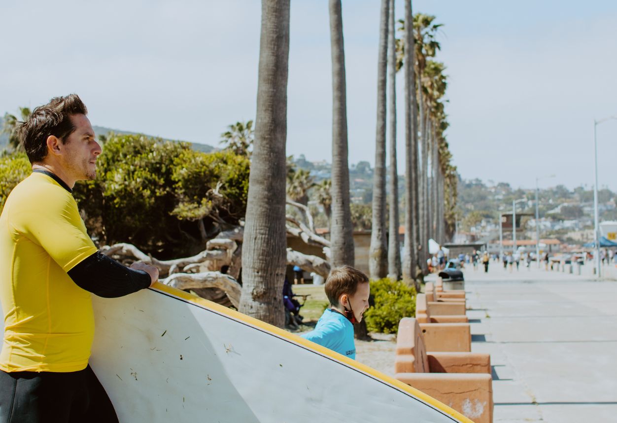 Dos surfistas de diferentes edades a punto de surfear las olas de La Jolla California
