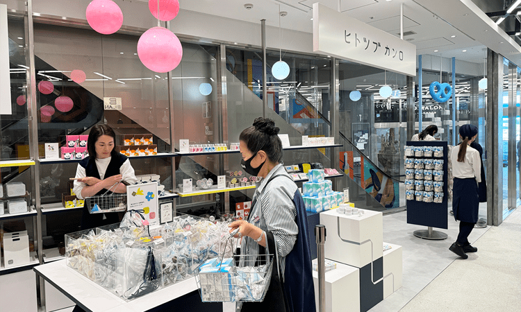 ヒトツブカンロ原宿店でのショッピングの様子