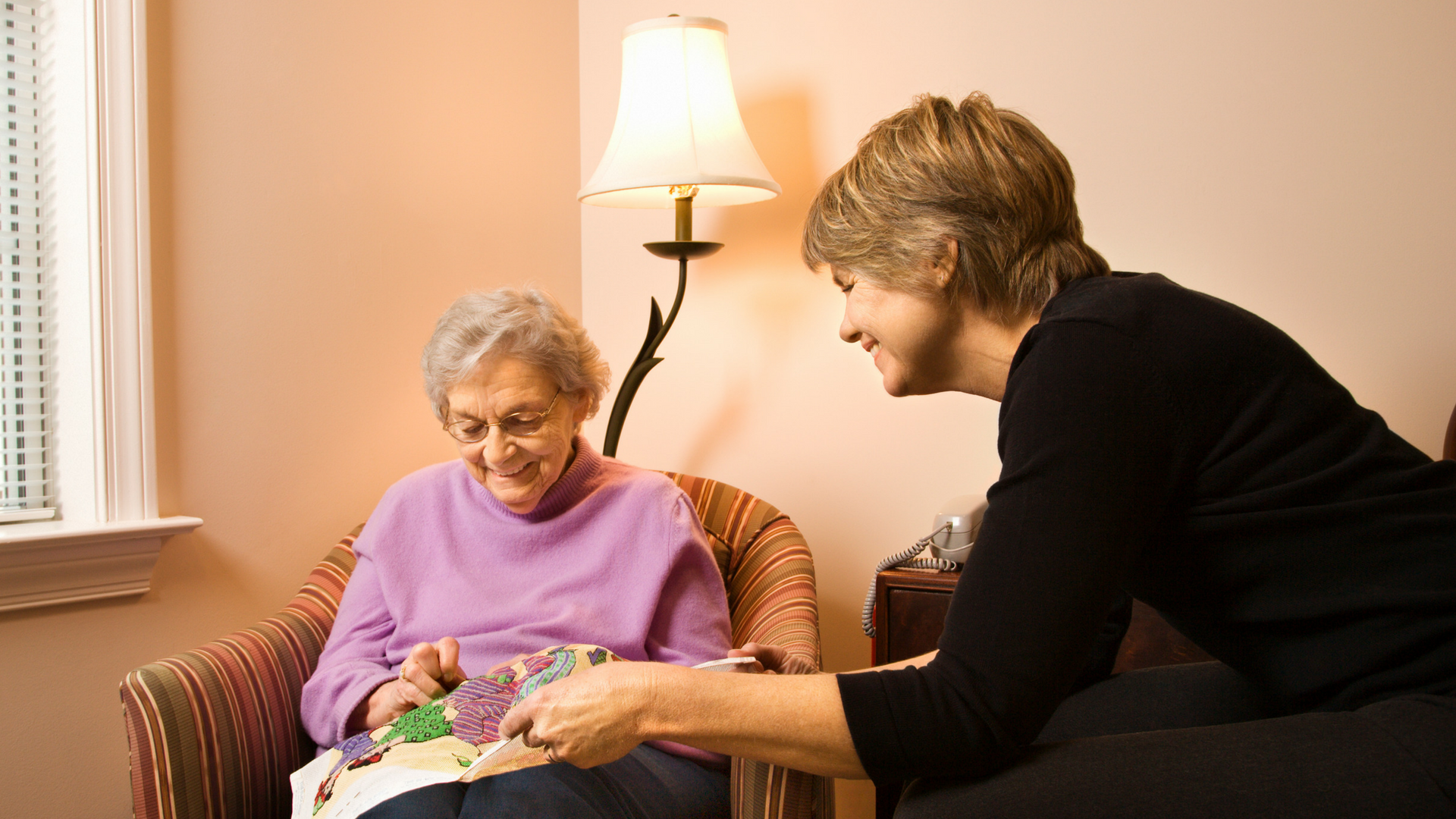 Женщина пожилых лет в каком то спальном. Визит к пожилым родителям. Nursing Home. Helping at Home.