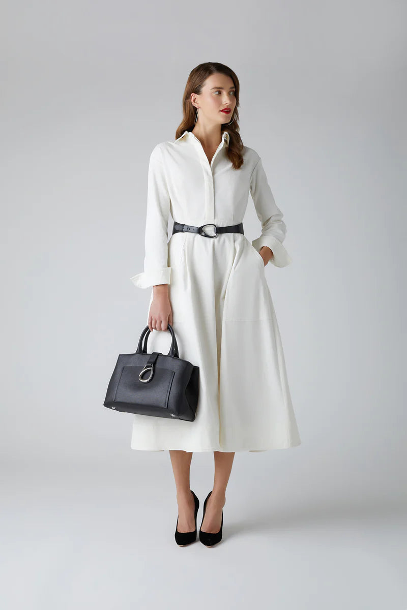 Robe chemise à jupe ample en velours côtelé Esme en blanc avec ceinture en cuir d'abeille noire