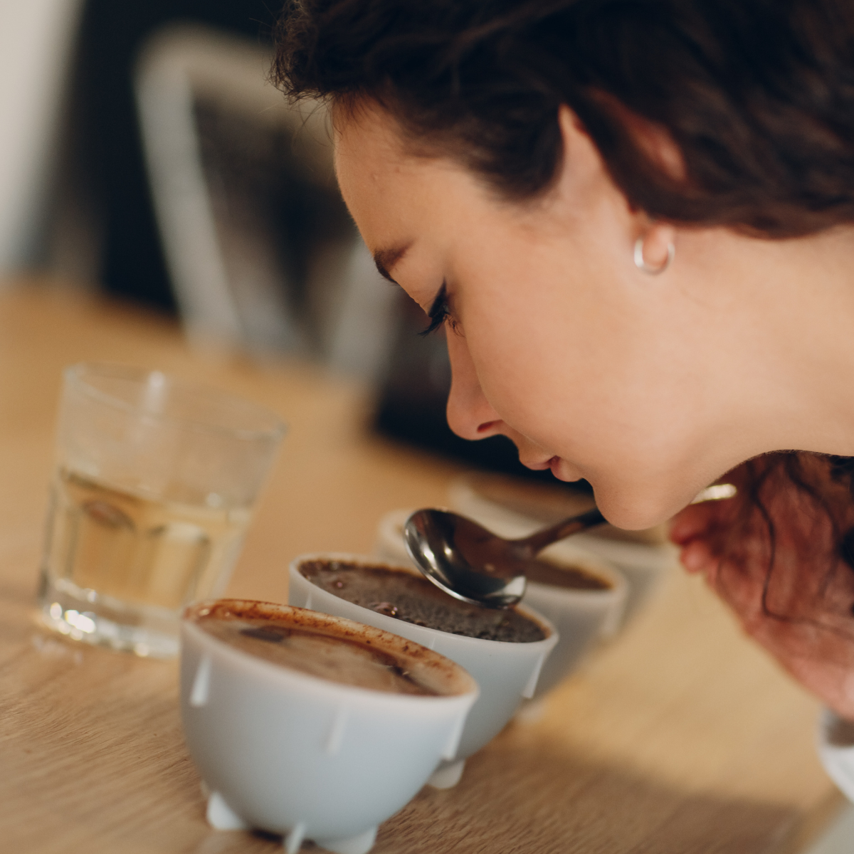 Breche die Kaffee-Kruste: Lass die Aromen deine Kaffee-Symphonie bereichern.