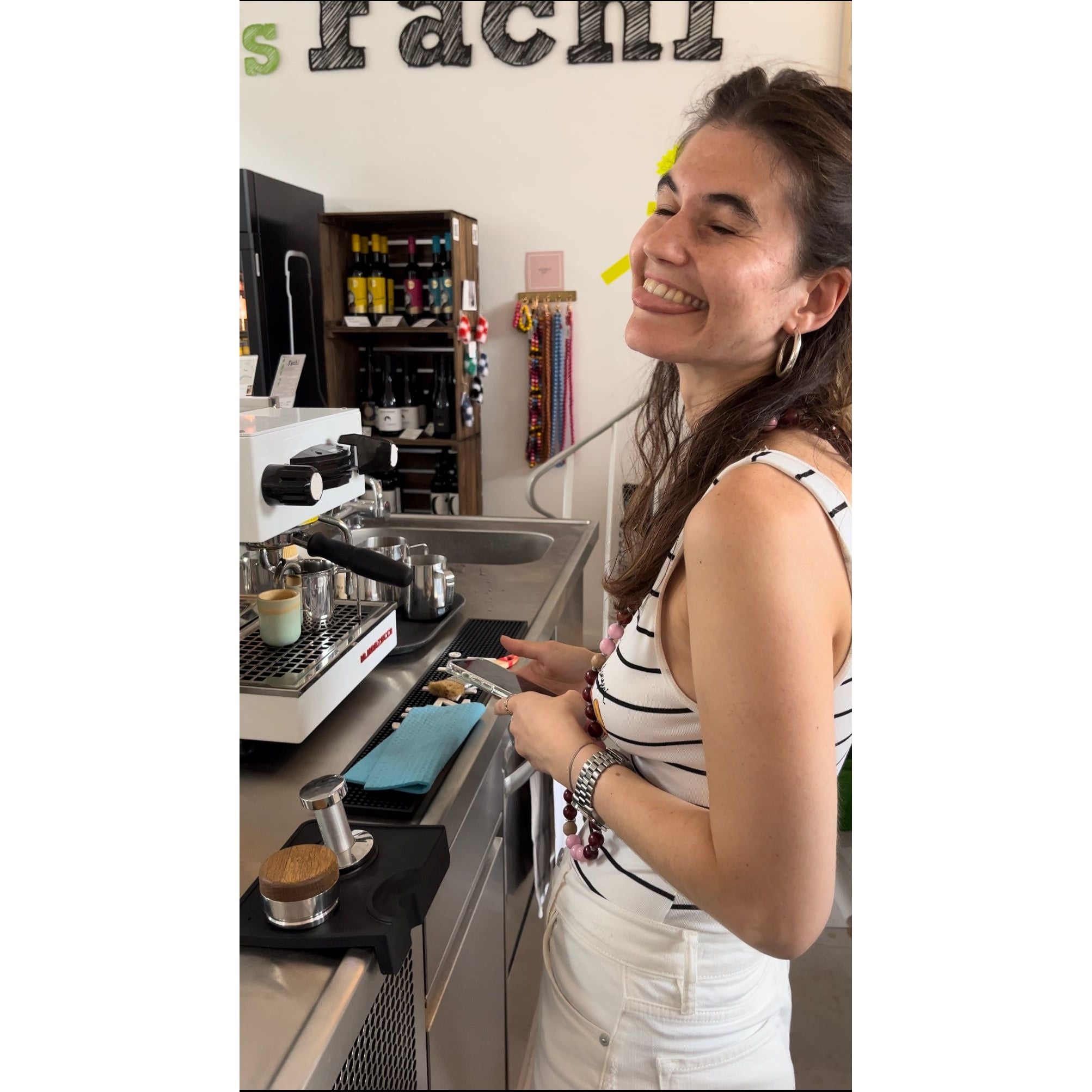 "¡Wow, lo logramos!" Elena "Nueva Barista" ajustando el temporizador para su preparación de espresso en sFachl en Frankfurt.