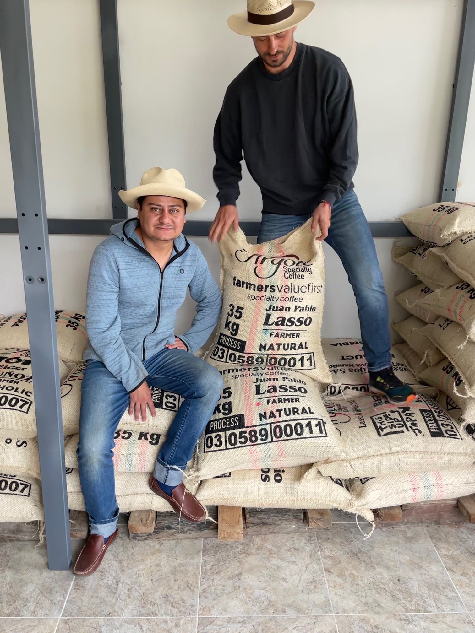 Juan Pablo Argote (Argote Specialty Coffee) und André Näder (farmersvaluefirst) after packing coffee at JPs Farm in Génova, Nariño, Colombia