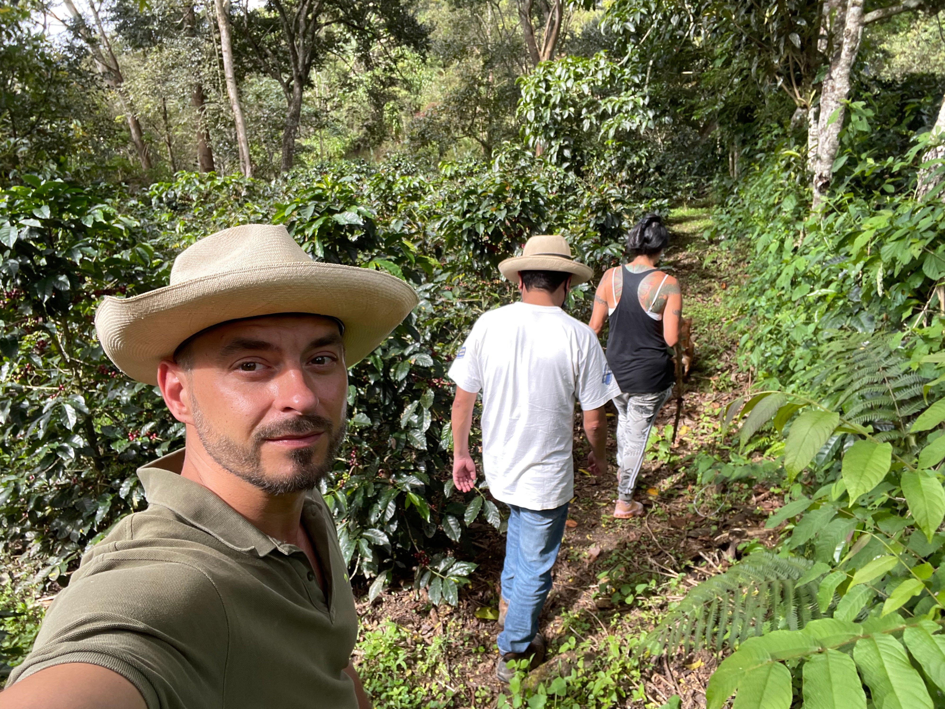 Im Kaffeefeld "La Vega" mit Juan Pablo und Familie in Génova, Kolumbien.