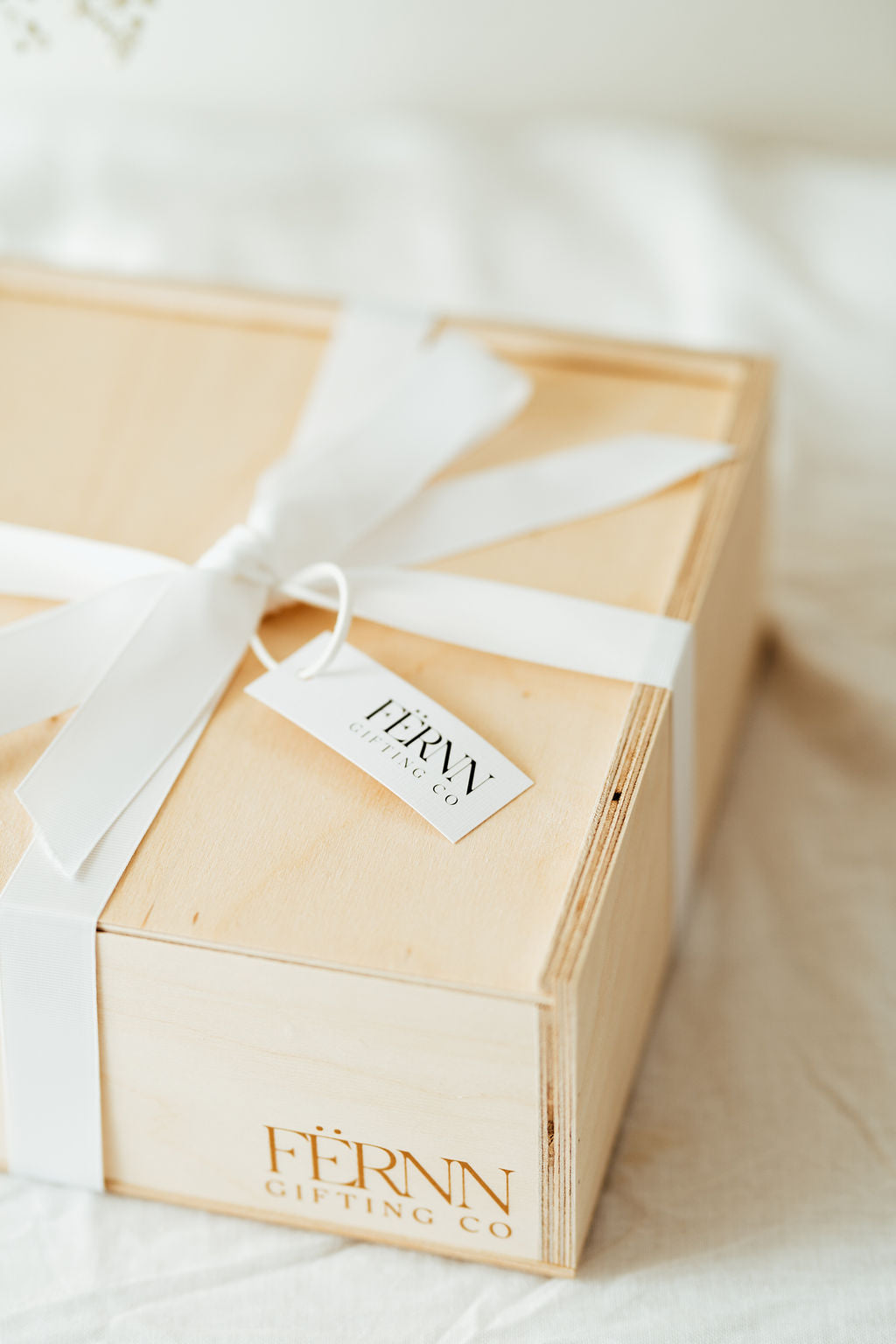 https://cdn.shopify.com/s/files/1/0524/6946/5254/products/wooden-keepsake-gift-box-gift-wrapped-fernn-gifting-co.jpg?v=1664982216