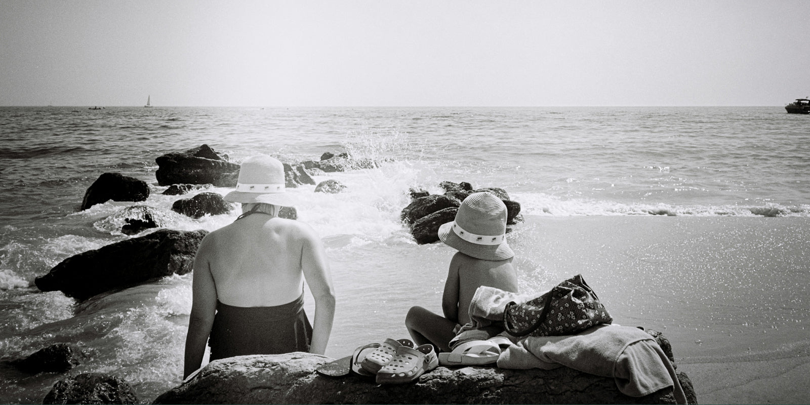 ancienne photo d'une mère et son enfant à la plage