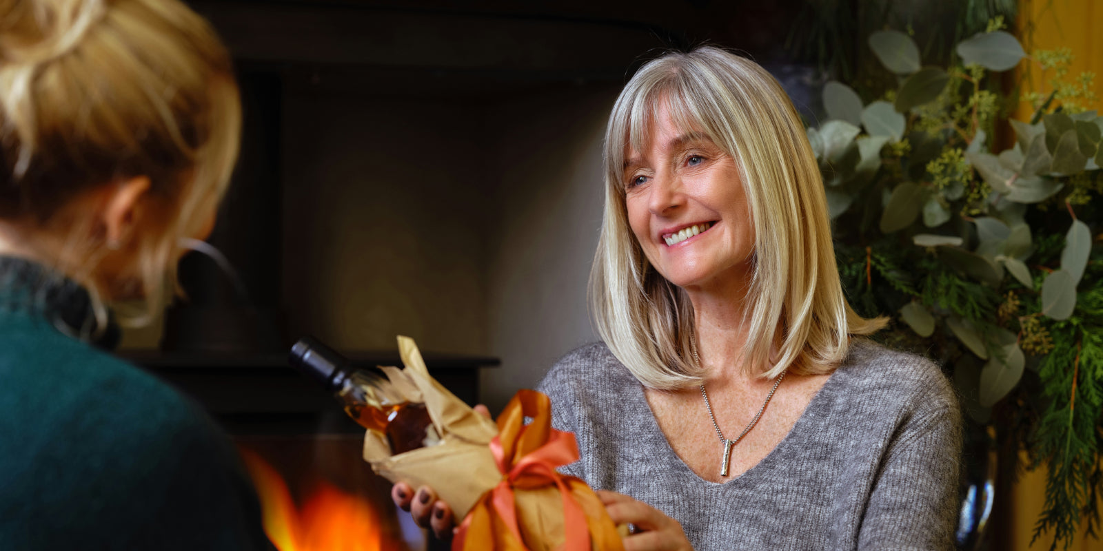 fille offrant à sa mère un cadeau