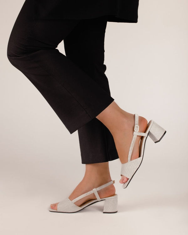 Sandalias en piel trenzada color blanco con tacón midi de 4,5 cm. Ideal para todo el día.