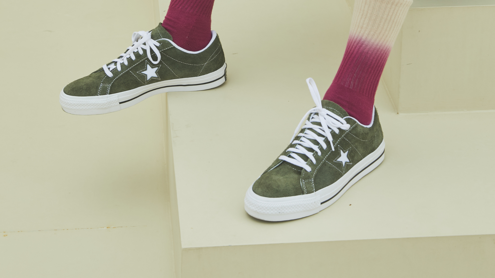 monfoot-socks-with-green-shoes