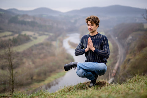 ein Mann in Ahinsa-Barfußschuhen beim Sport in der Natur