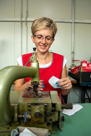 Unser Mitarbeiter in der Produktion dünnt die Segmente mit einer speziellen Maschine aus.