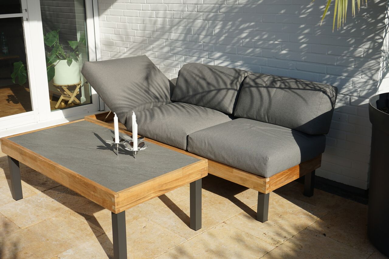 Das ist das Bild des Gartensofas Skagen mit Gartentisch von Ploss.