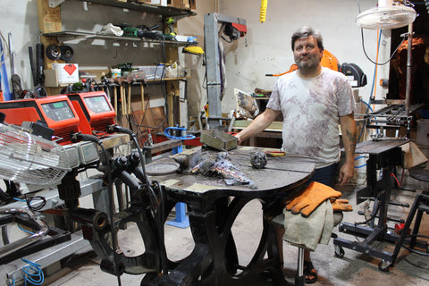 Philippe Buil dans son atelier de sculpteur