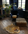 Grosser Wolle Teppich in Leoparden Kopfform im Wohnzimmer von Doing Goods