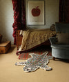 Dekorativer Wolle Teppich in bunter Leoparden Form und Muster in Schlafzimmer von Doing Goods