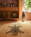 Wolle Teppich in Leoparden Form und Muster im Wohnzimmer von Doing Goods