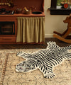 Grosser Wolle Teppich in weisser Tiger Form und Muster in Kinderzimmer von Doing Goods