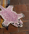 Dekorativer Wolle Teppich in lila Leoparden Form und Muster von Doing Goods
