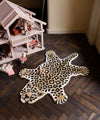 Wolle Kinder Teppich in Leoparden Form und Muster von Doing Goods mit Maileg Mäusen im Hintergrund