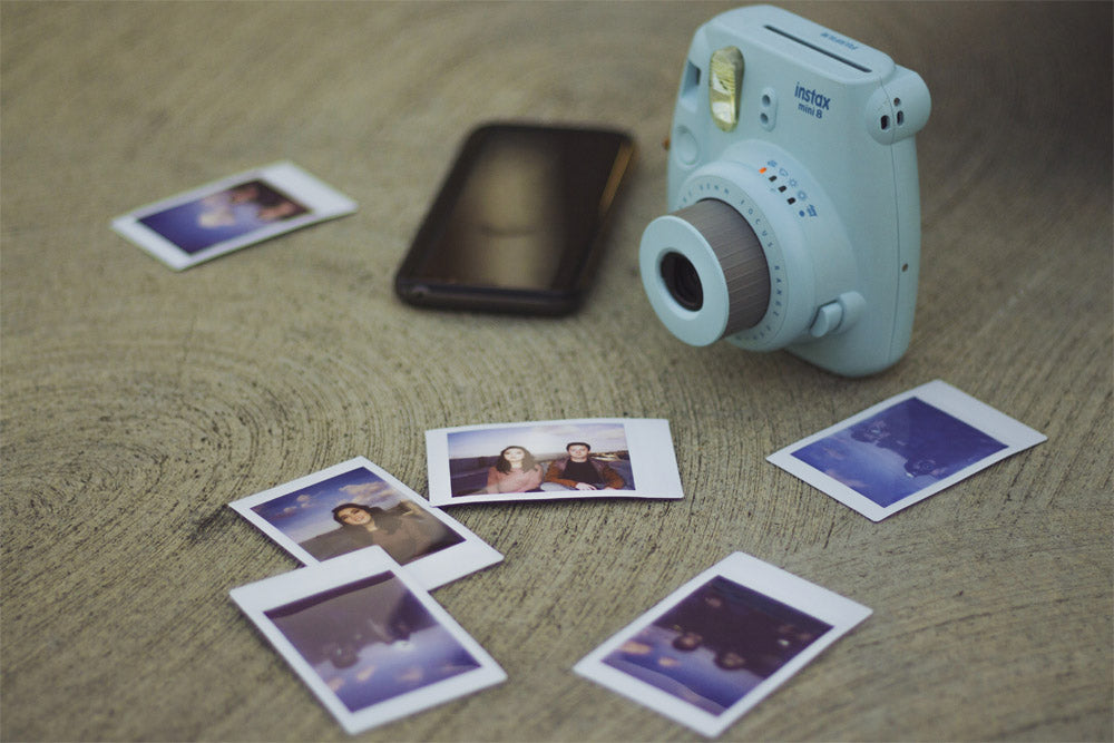  instant camera with printed photos
